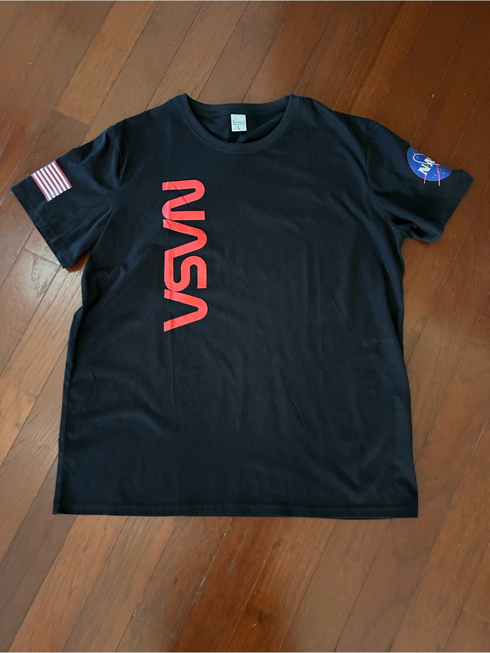 NWOT NASA Red "Worm" Logo and Patches Crewneck
Graphic T-Shirt size large black